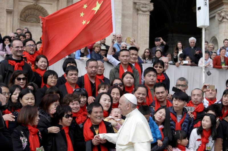 Pope Francis meets a group of faithful from China at the end of his weekly general audience in St. Peter's Square, at the Vatican. April 18, 2018.
