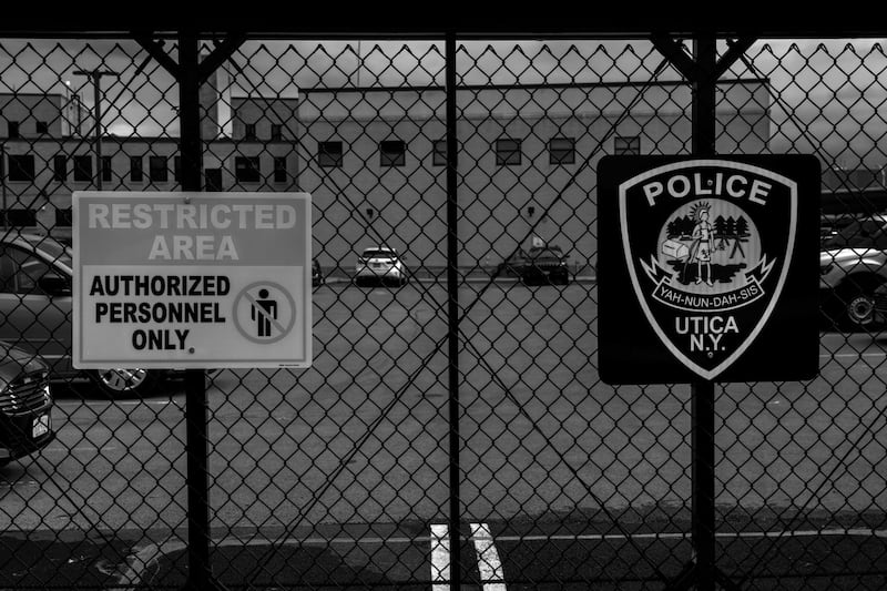 ၂ဝ၂၄ ခုနှစ် ဩဂုတ်လ ၁၉ ရက်နေ့က တွေ့ရသည့် နယူးယောက်ပြည်နယ် ယူတီကာမြို့ရဲစခန်း။ (Photo: Gemunu Amarasinghe/ RFA)