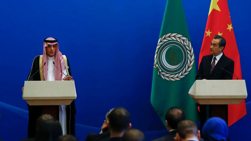 中国外长王毅(右)会见沙特原外交大臣阿德尔·朱拜尔。(美联社)