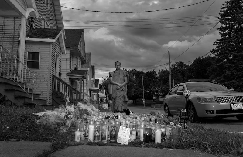 ၂ဝ၂၄ ခုနှစ် ဇူလိုင်လ ၅ ရက်နေ့က မောင်ညမွှေး ပစ်သတ်ခံရသည့်နေရာတွင် တွေ့ရသည့် ဆရာတော် ဦးပညိန္ဒ။ (Photo: Gemunu Amarasinghe/ RFA)