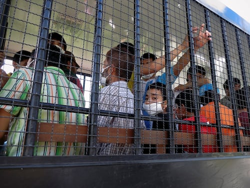 ཐའེ་ལནྡི་གཞུང་གིས་ཡུ་གུར་པ ༤༠ ཕྱིར་རྒྱ་ནག་གཞུང་ལ་རྩིས་སྤྲད་བྱས་པ།