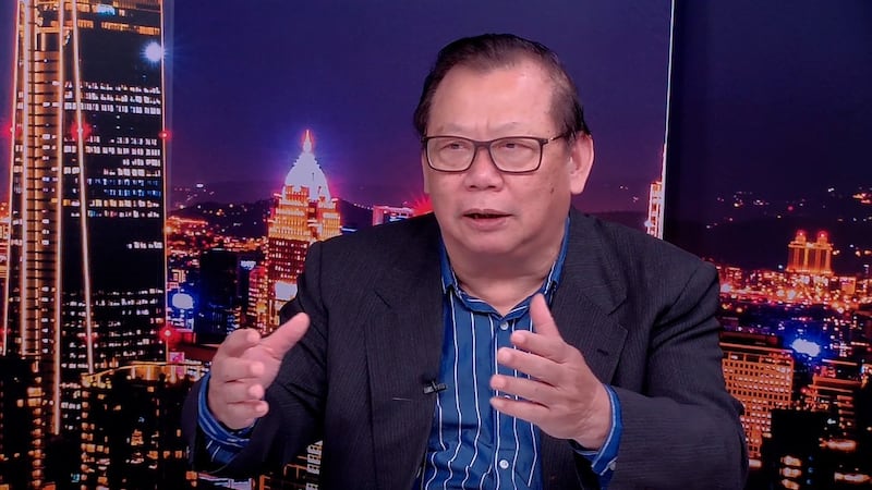 台军退役政战上校黄澎孝与习近平同年纪。他说,有生之年看不到中国攻打台湾。(截图自节目)