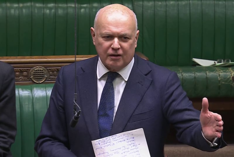 前保守黨黨魁施志安(Iain Duncan Smith)除要求政府交代會否制裁香港高官,亦關注英國政府會採取甚麼措施,協助在英港人取回他們的強積金供款。(parliamentlive.tv 截圖)