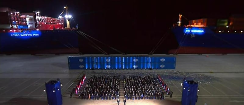 錢凱港開港儀式停泊着兩艘貨船,,中遠海運秘魯輪、新上海輪分別開始卸裝作業。(新華社片段截圖)