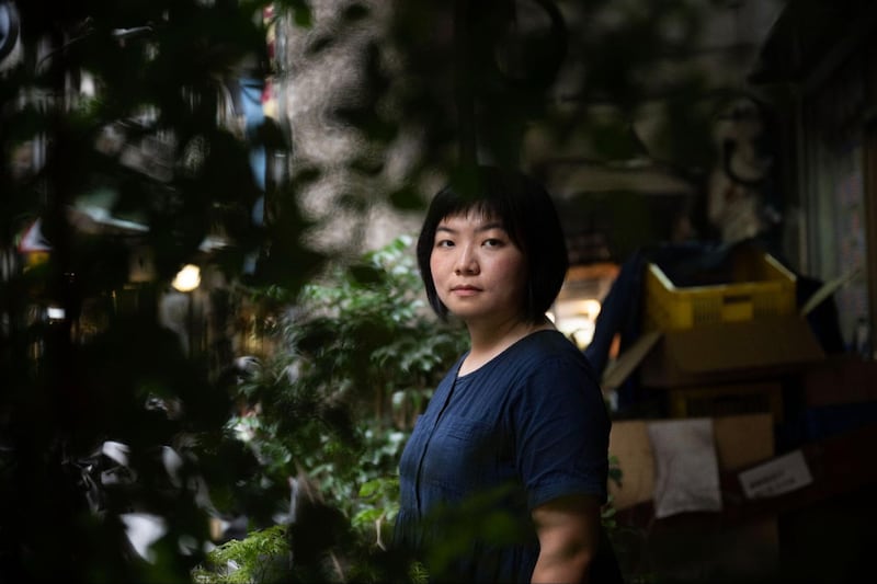 香港作家梁莉姿目前在台湾花莲求学也写作,拉开物理上的距离后,她在台完成《日常运动》与《树的忧郁》,目前在写第三本书。(摄影/杨子磊)