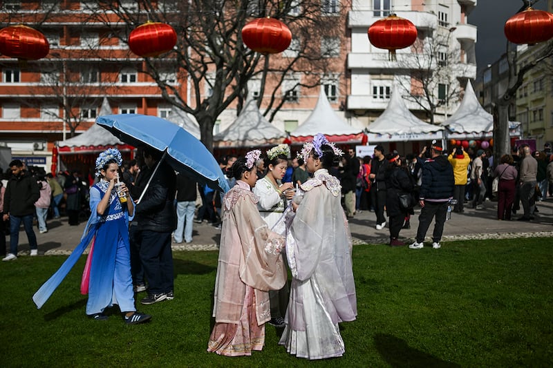 2025年2月1日,葡萄牙首都里斯本,年轻的女士们专着传统中国服装参加中国农历春节的庆祝活动。