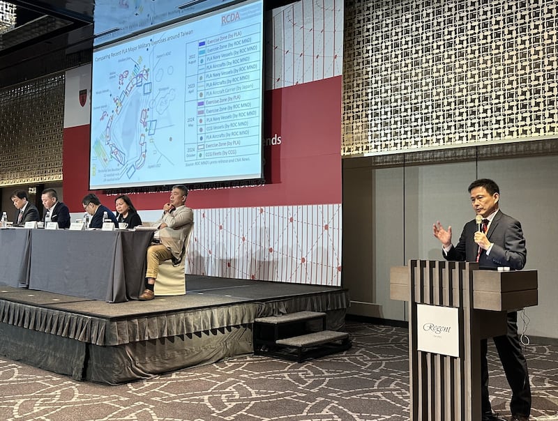 台湾的国防大学中共军事事务研究所教授马振坤10月14日在国策研究院会议上指出,中国解放军此次联合利剑-B演习对台湾的威胁性更大。(记者夏小华摄)