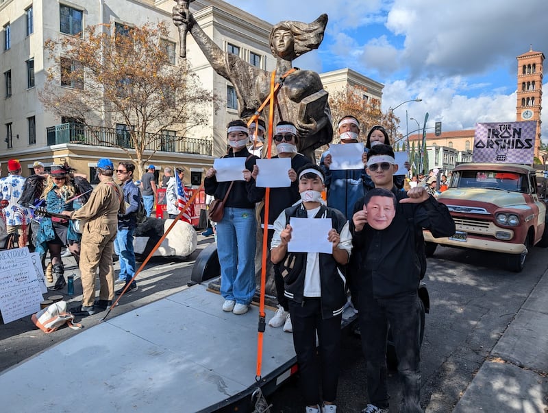 民运人士参加帕萨迪纳捣蛋节游行的情形（王中伟提供）