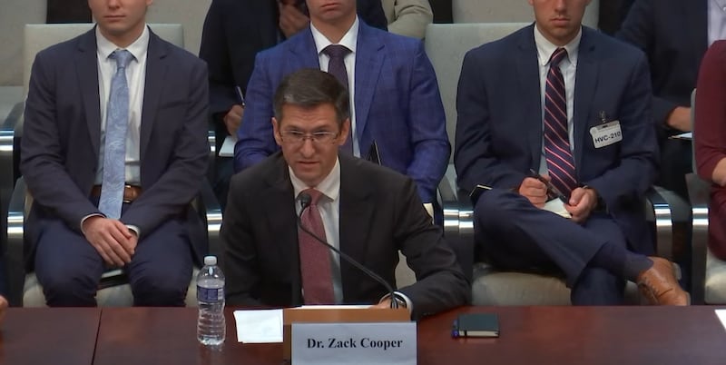 华盛顿智库美国企业研究所(AEI)美国亚洲政策资深研究员扎克·库珀(Zack Cooper在听证会中发言。(听证会视频截图)
