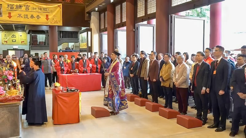 每年農曆初二車公廟都依習俗為香港來年運程求籤。(香港電台直播截圖)
