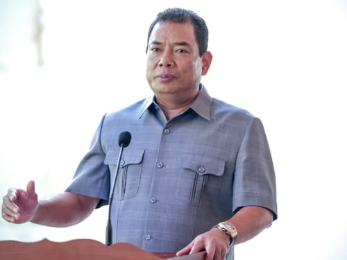 តើលោក ឃ្លាំង ហួត ជានរណា?