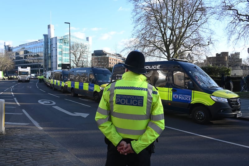 十多架警車停泊在馬路上,防止再有人走出馬路影響交通。